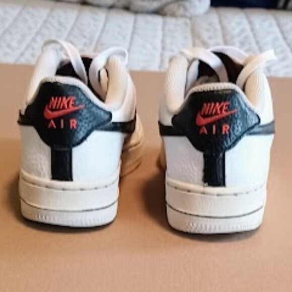 NIKE GoPKT Air Force 1 girl's white sneakers with black logo, size 3.5Y - Picture 4 of 8